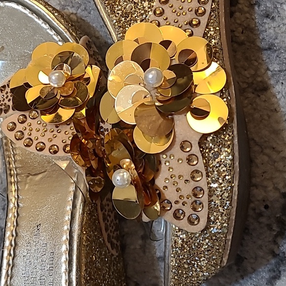 Smfb wedges Gold with sequins and studs. 3.5" heel, length of shoe is 8". - Picture 6 of 6
